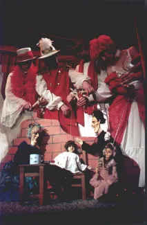 na zdjęciu osoby na scenie podczas spektaklu