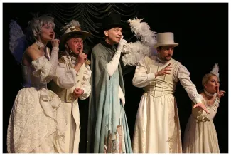 na zdjęciu osoby na scenie podczas spektaklu