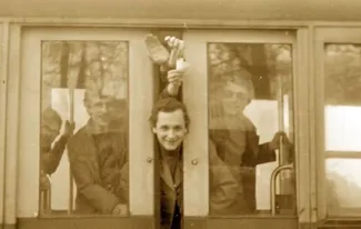 Na zdjęciu tramwaj i ludzie 