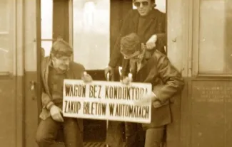 Na zdjęciu tramwaj i ludzie 