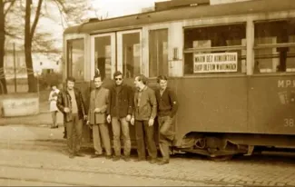 Na zdjęciu tramwaj i ludzie 