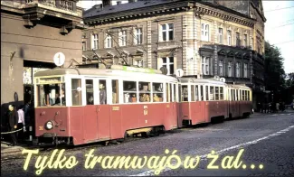 Na zdjęciu tramwaj i ludzie 