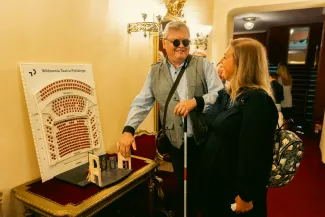 Na zdjęciu dwie osoby w holu teatru