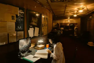 Na zdjęciu osoba czytająca