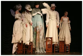 na zdjęciu osoby na scenie podczas spektaklu