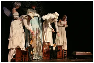 na zdjęciu osoby na scenie podczas spektaklu