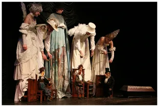 na zdjęciu osoby na scenie podczas spektaklu