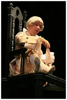 na zdjęciu osoby na scenie podczas spektaklu