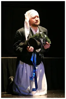 na zdjęciu osoby na scenie podczas spektaklu