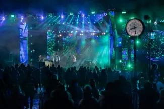 na zdjęciu osoby podczas Sylwestra