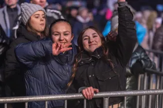 na zdjęciu osoby podczas Sylwestra