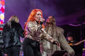 na zdjęciu osoby podczas Sylwestra