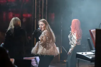 na zdjęciu osoby podczas Sylwestra