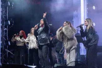 na zdjęciu osoby podczas Sylwestra