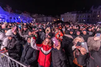 na zdjęciu osoby podczas Sylwestra