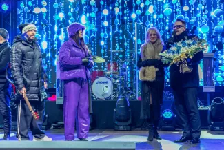 na zdjęciu osoby podczas Sylwestra