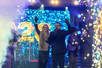 na zdjęciu osoby podczas Sylwestra