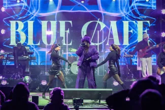 na zdjęciu osoby podczas Sylwestra