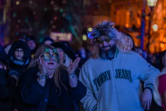 na zdjęciu osoby podczas Sylwestra