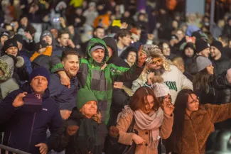 na zdjęciu osoby podczas Sylwestra