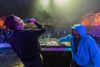 na zdjęciu osoby podczas Sylwestra