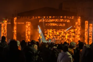 na zdjęciu osoby podczas Sylwestra