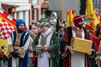 na zdjęciu osoby podczas korowodu