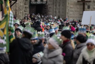 na zdjęciu osoby podczas korowodu