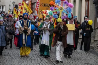 na zdjęciu osoby podczas korowodu