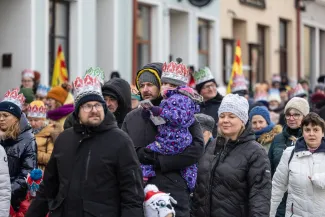 na zdjęciu osoby podczas korowodu