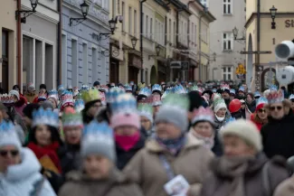 na zdjęciu osoby podczas korowodu