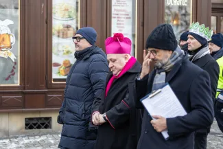 na zdjęciu osoby podczas korowodu