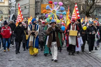 na zdjęciu osoby podczas korowodu