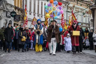 na zdjęciu osoby podczas korowodu