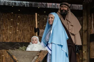 na zdjęciu osoby podczas korowodu