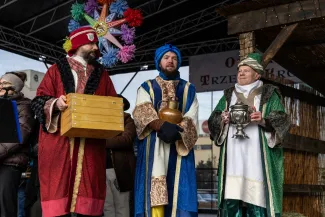 na zdjęciu osoby podczas korowodu