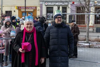 na zdjęciu osoby podczas korowodu