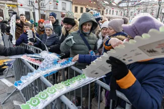 na zdjęciu osoby podczas korowodu