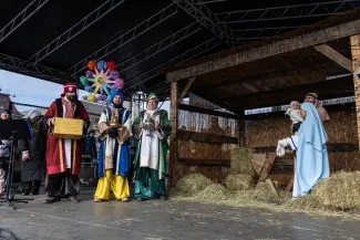 na zdjęciu osoby podczas korowodu