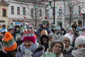 na zdjęciu osoby podczas korowodu