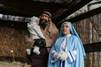 na zdjęciu osoby podczas korowodu