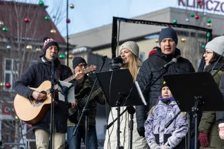 na zdjęciu osoby podczas korowodu