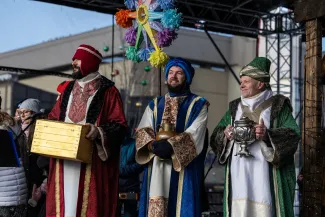 na zdjęciu osoby podczas korowodu