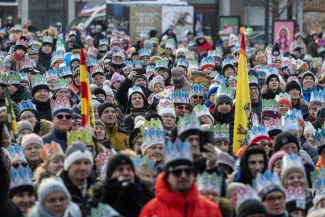 na zdjęciu osoby podczas korowodu