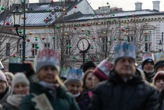 na zdjęciu osoby podczas korowodu