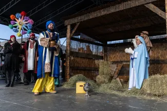 na zdjęciu osoby podczas korowodu