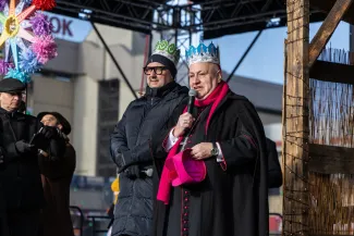 na zdjęciu osoby podczas korowodu