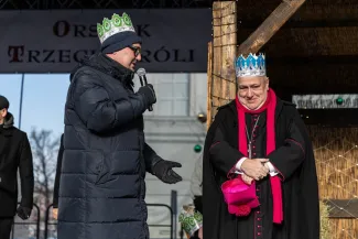 na zdjęciu osoby podczas korowodu