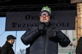 na zdjęciu osoby podczas korowodu