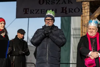 na zdjęciu osoby podczas korowodu